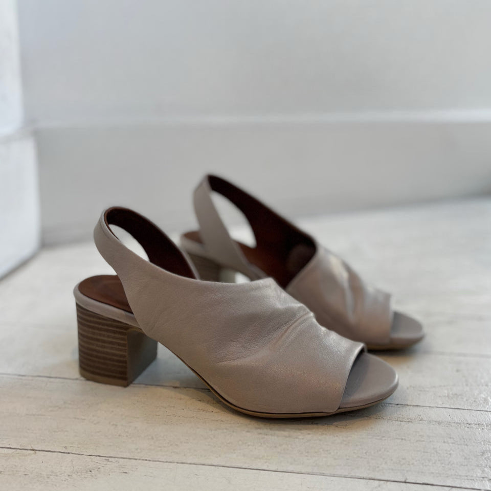 BUENO - RYDER HEELED SLINGBACK SANDAL IN LIGHT GREY LEATHER