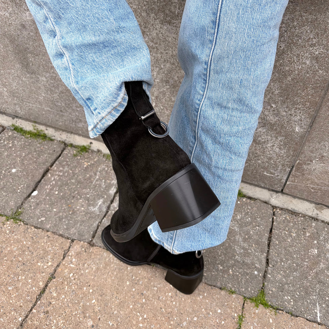 ATELIERS - SLOAN BOOT IN BLACK SUEDE