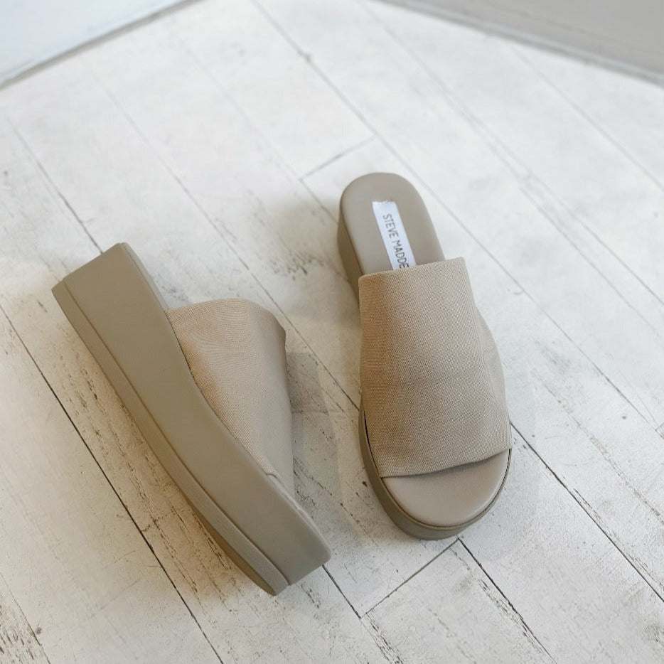 STEVE MADDEN - SLINKY SLIDE SANDAL IN SAND TEXTILE
