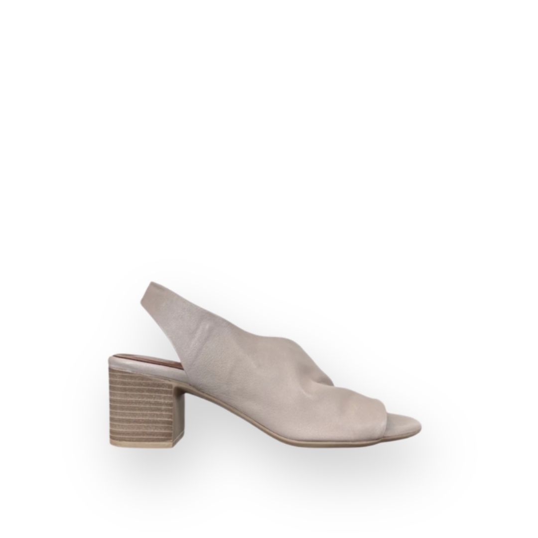 BUENO - RYDER HEELED SLINGBACK SANDAL IN LIGHT GREY LEATHER