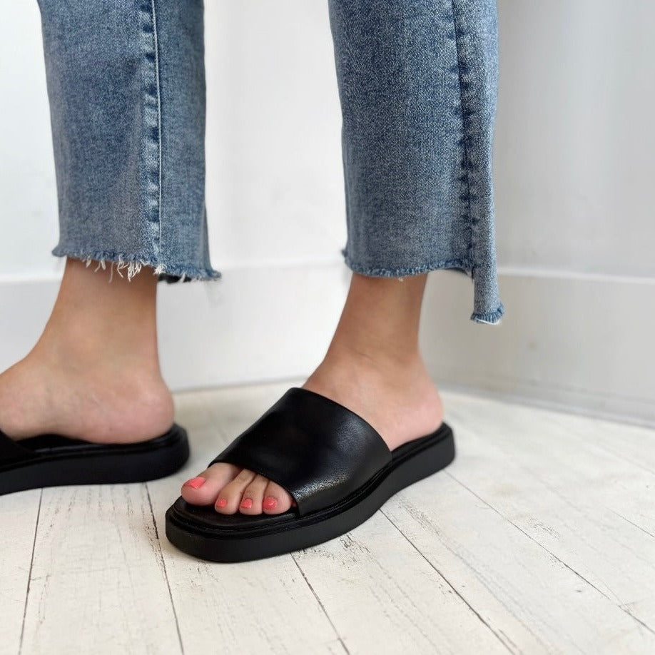VAGABOND SHOEMAKERS - CONNIE SLIDE SANDAL IN BLACK LEATHER