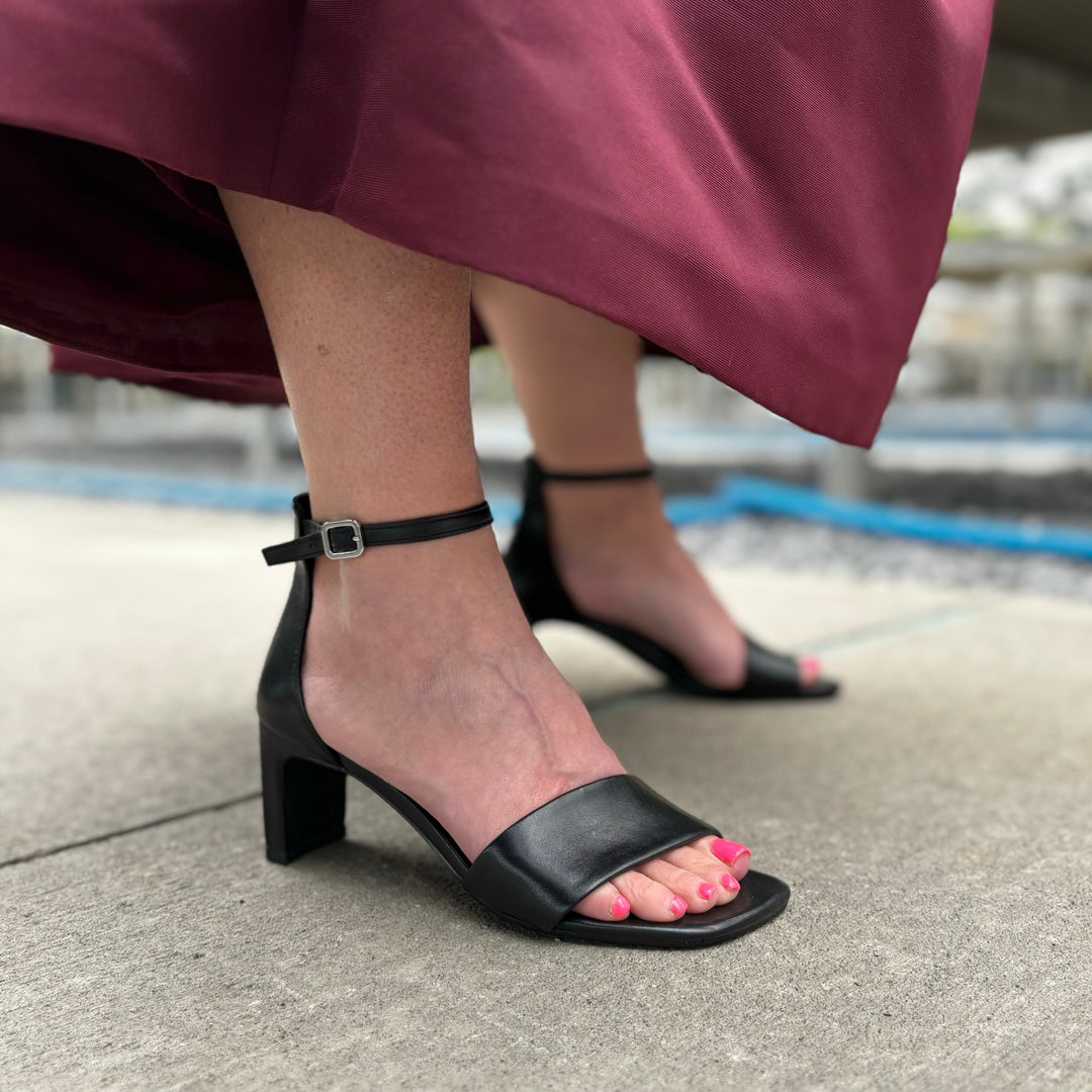 VAGABOND SHOEMAKERS- LUISA HEELED SANDAL IN BLACK LEATHER