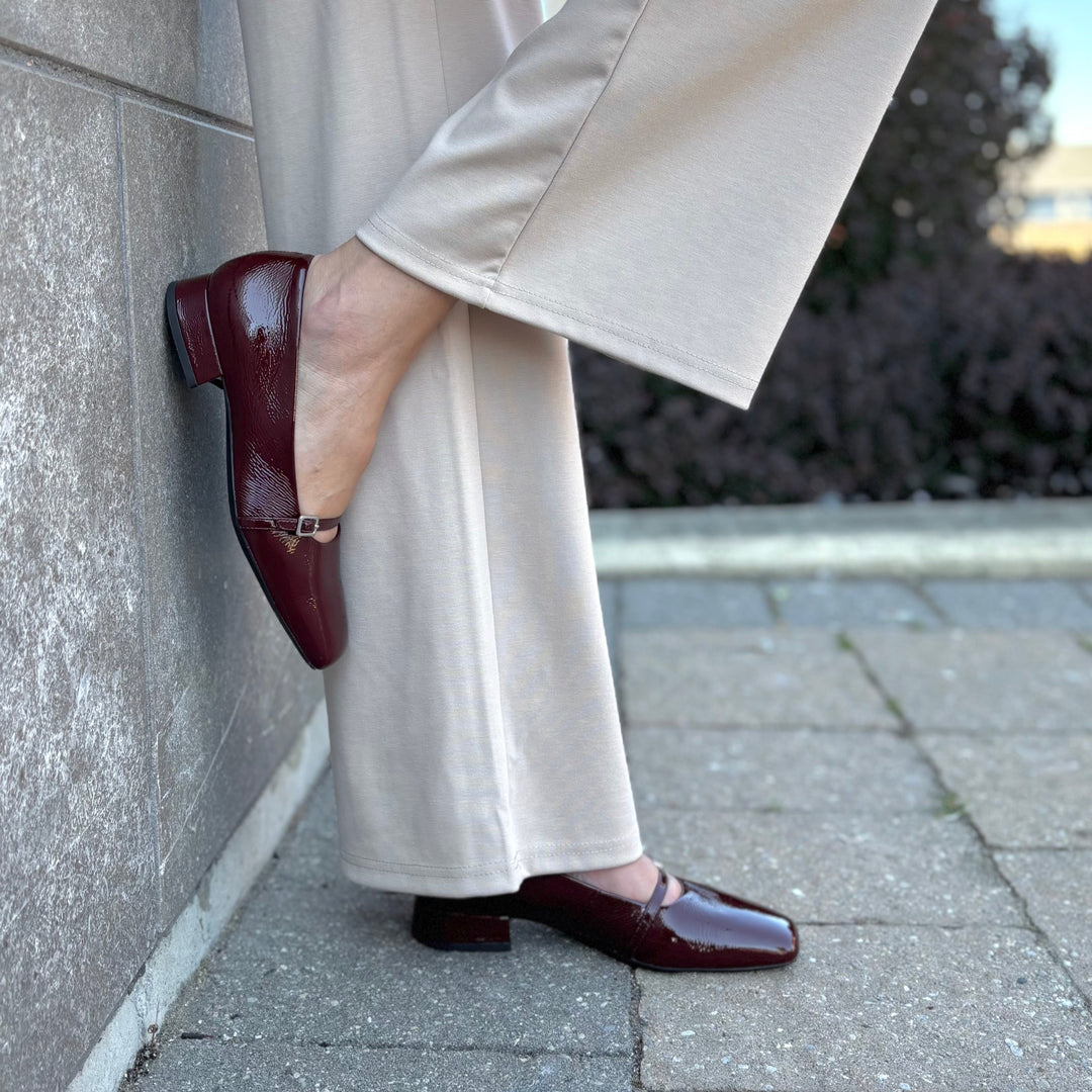 VAGABOND SHOEMAKERS - DEBBI MARY-JANE PUMP IN CHERRY PATENT LEATHER