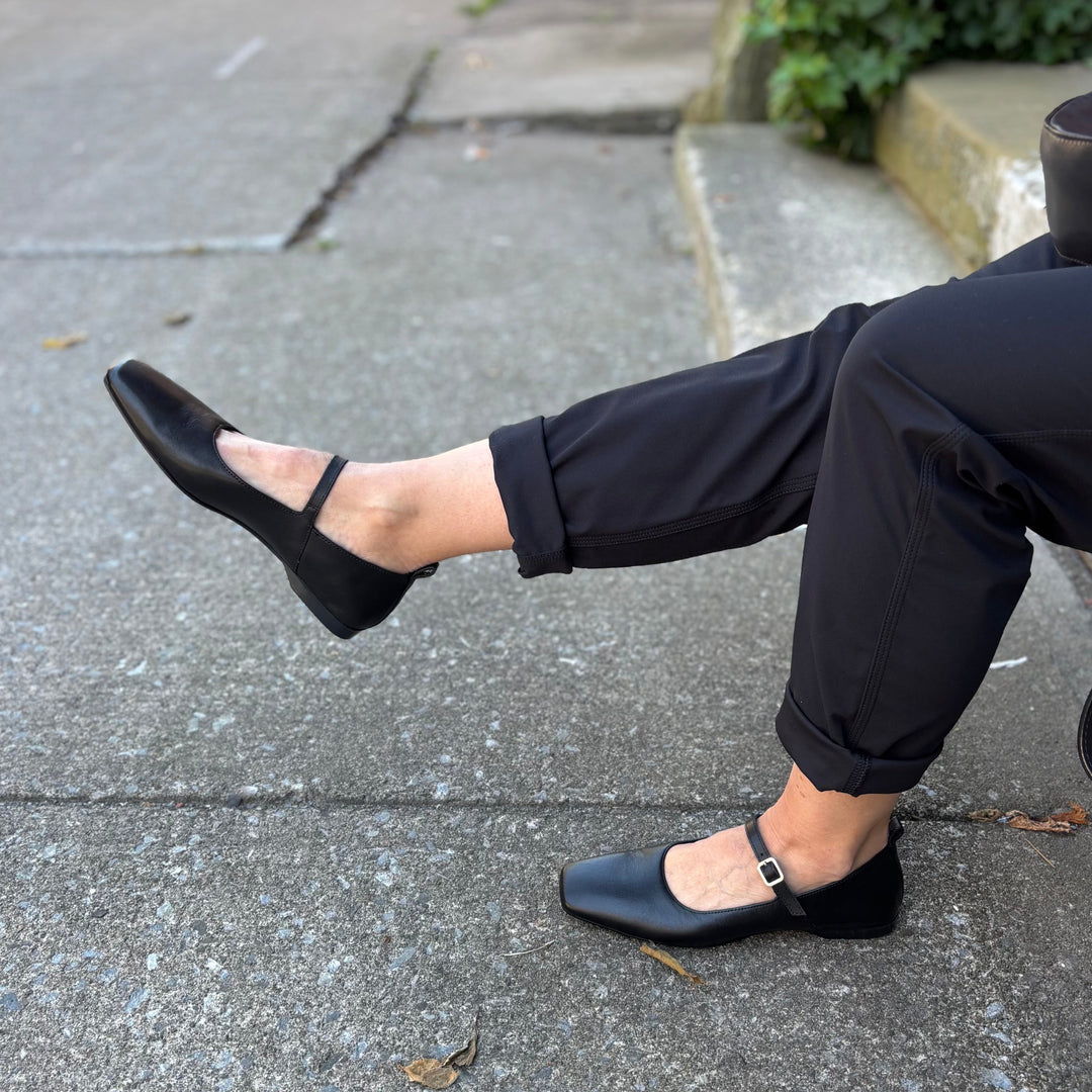 VAGABOND SHOEMAKERS - DELIA MARY-JANE FLAT IN BLACK LEATHER