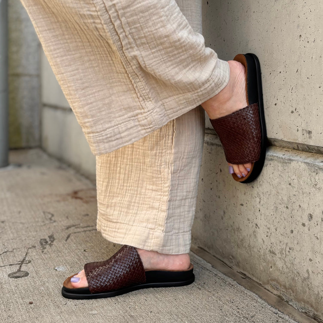 VAGABOND SHOEMAKERS - EFFIE SLIDE SANDAL IN CHOCOLATE LEATHER