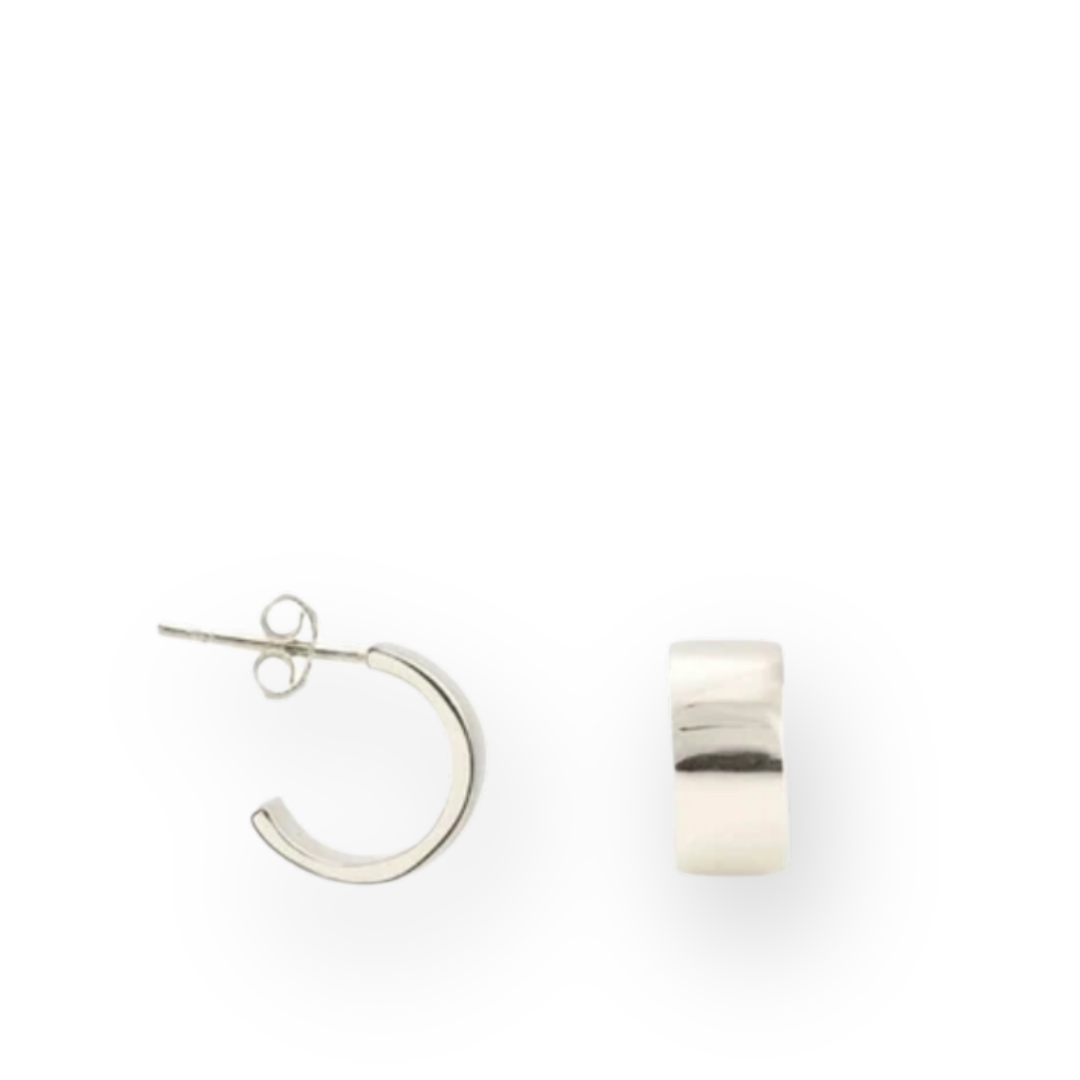 KRIS NATIONS - WIDE HUGGIE HOOP EARRINGS IN SILVER