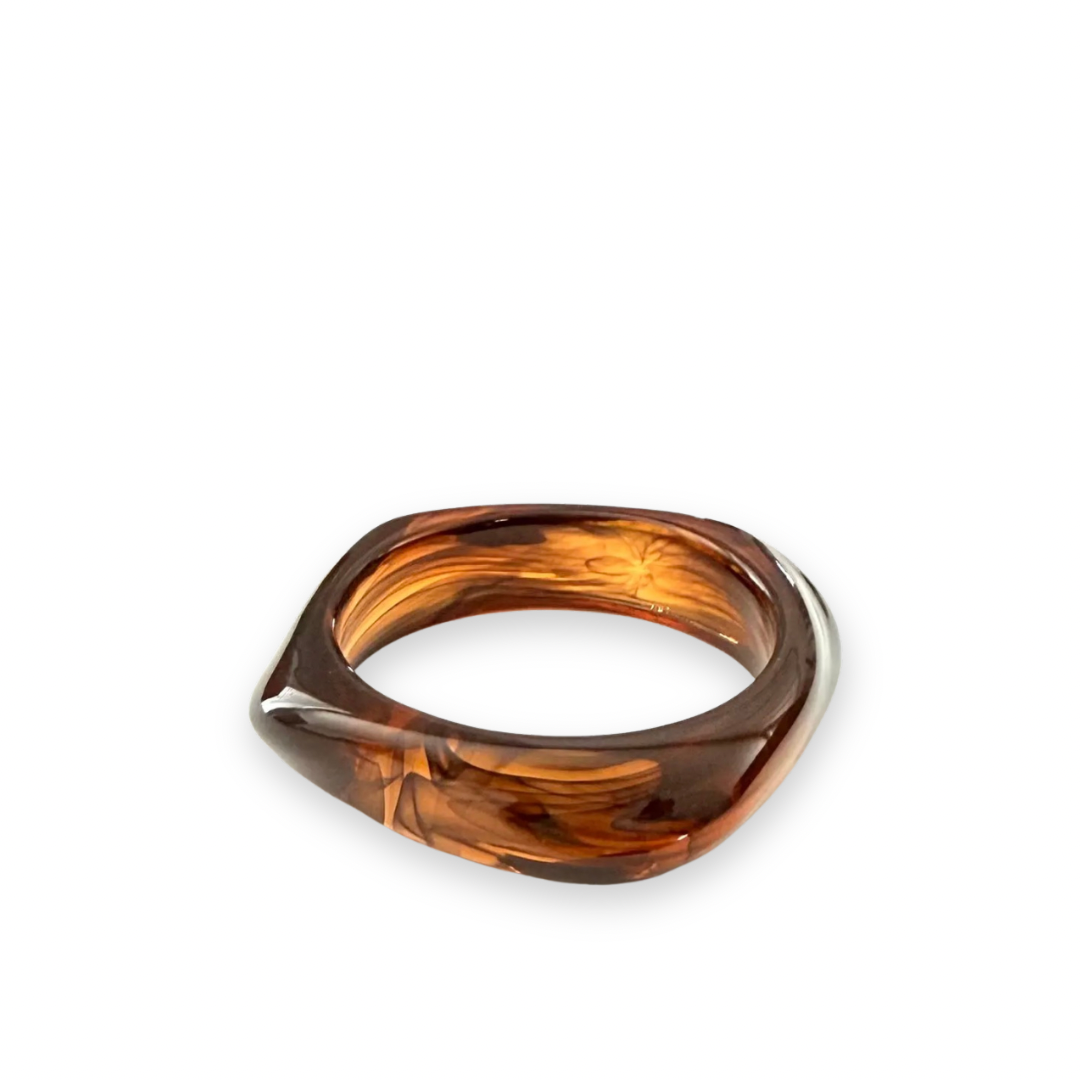ICONIC MI - SWIRL BANGLE IN AMBER ACRYLIC