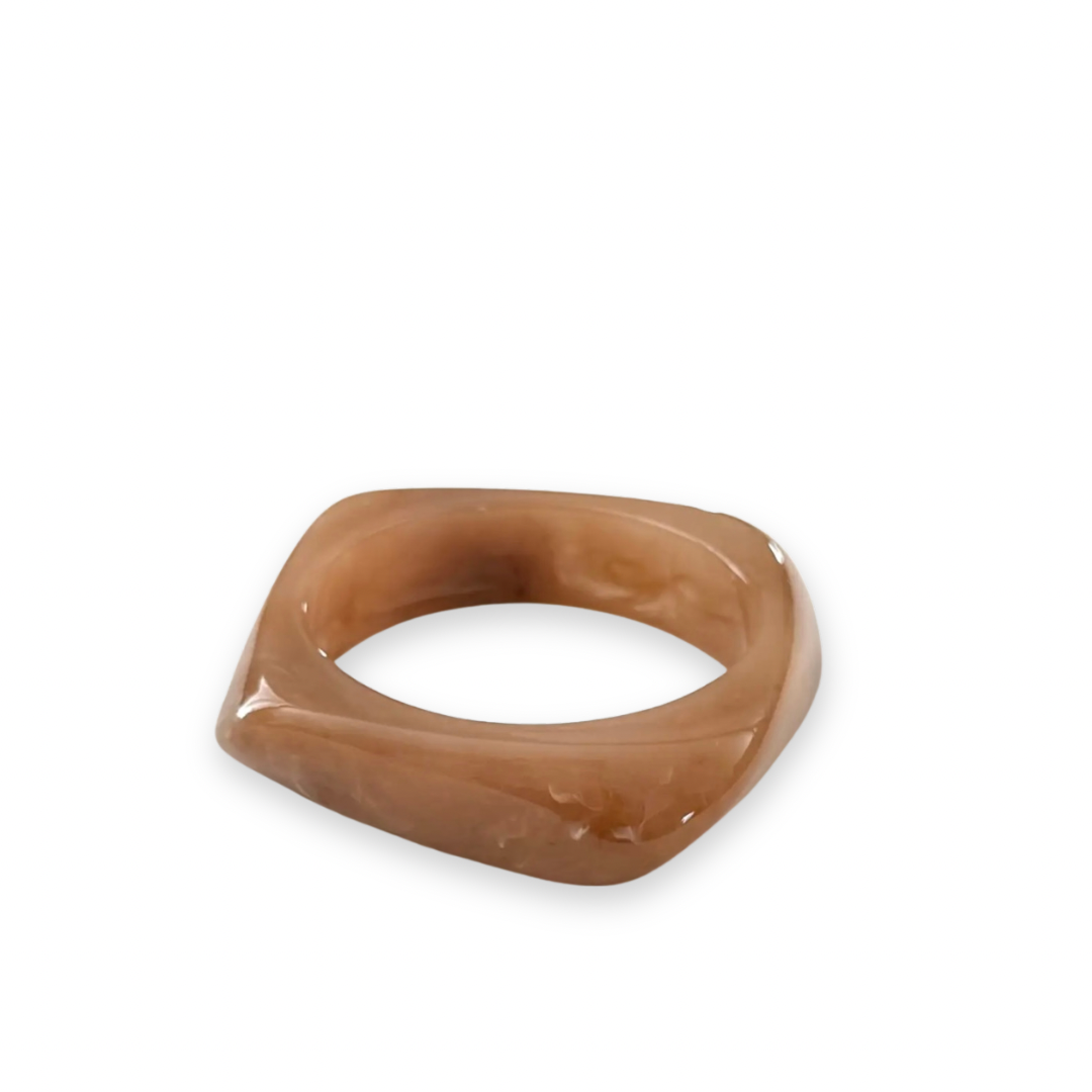 ICONIC MI - SWIRL BANGLE IN BEIGE ACRYLIC