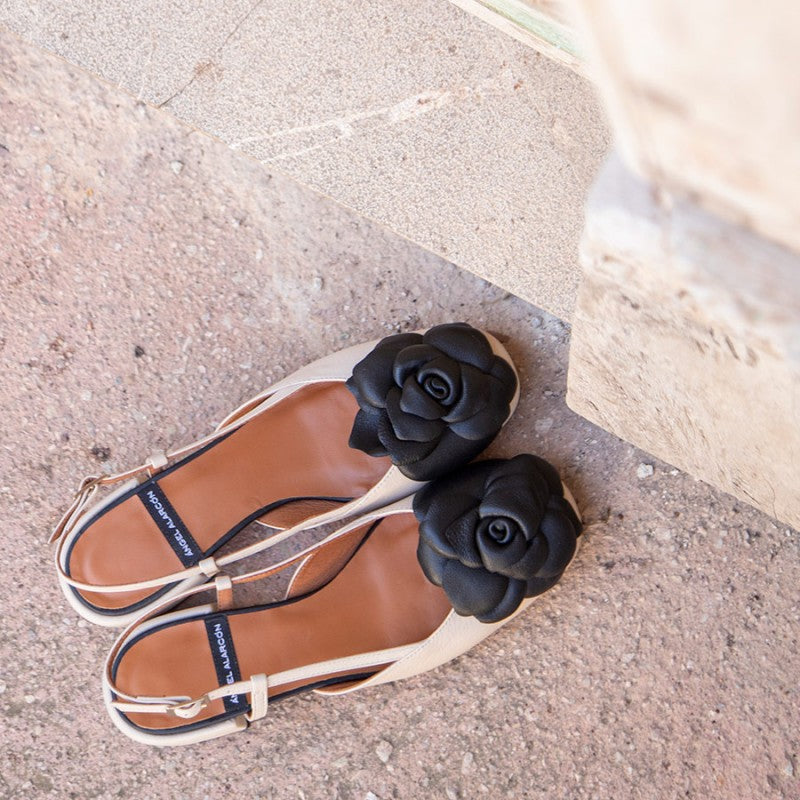ANGEL ALARCON - FLORENCE SLINGBACK PUMP IN IVORY/BLACK LEATHER