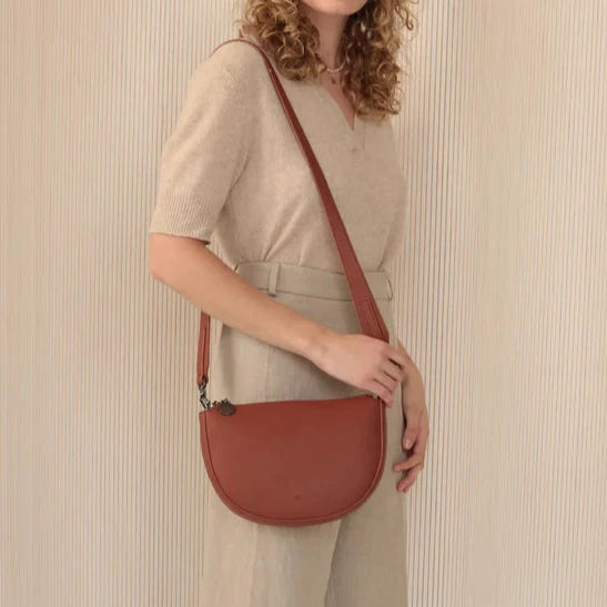 ELA HANDBAGS - EVELYN BAG IN WALNUT PEBBLED VEGAN LEATHER
