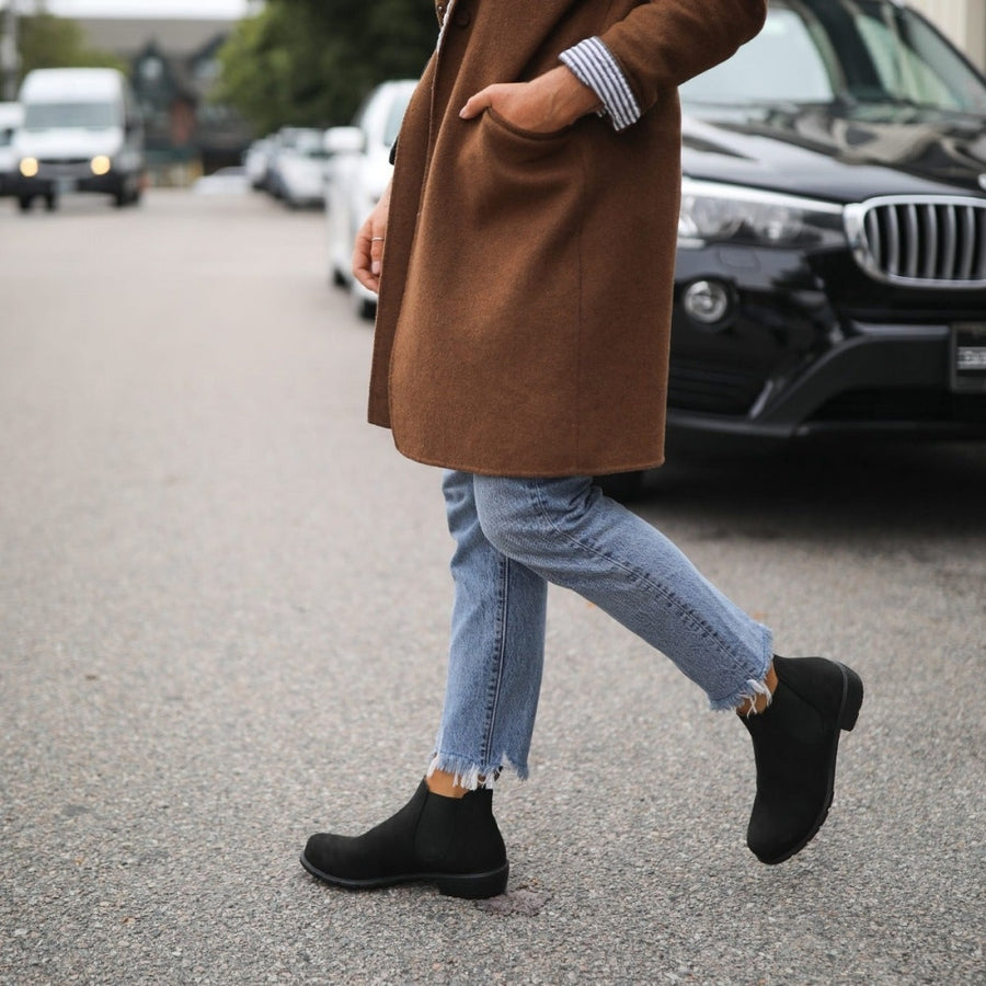 BLUNDSTONE - 1977 WOMEN'S LOW HEEL IN BLACK NUBUCK