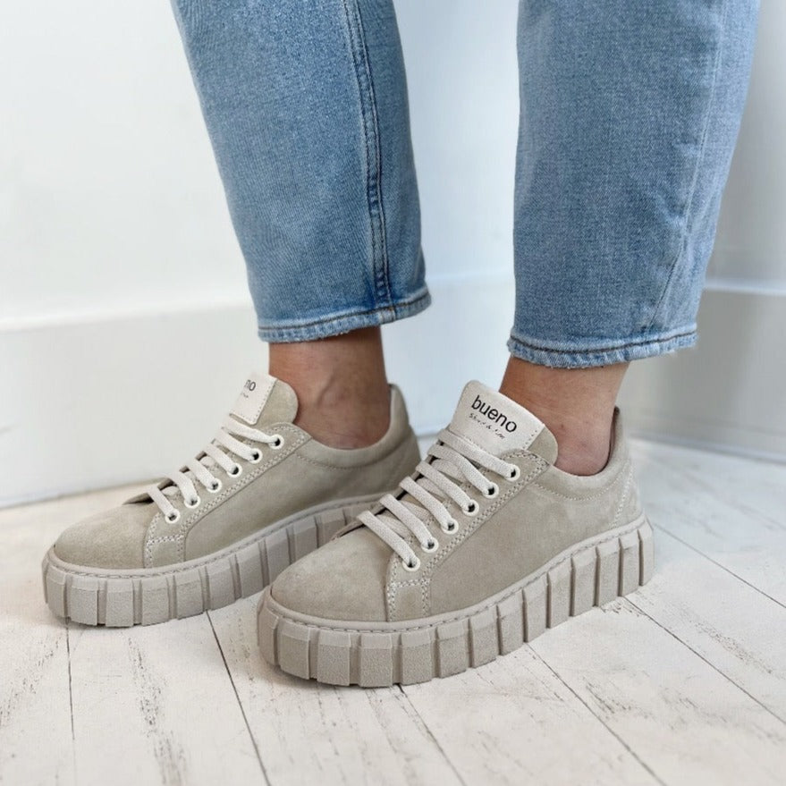 BUENO - TALIA SNEAKER IN FAWN SUEDE