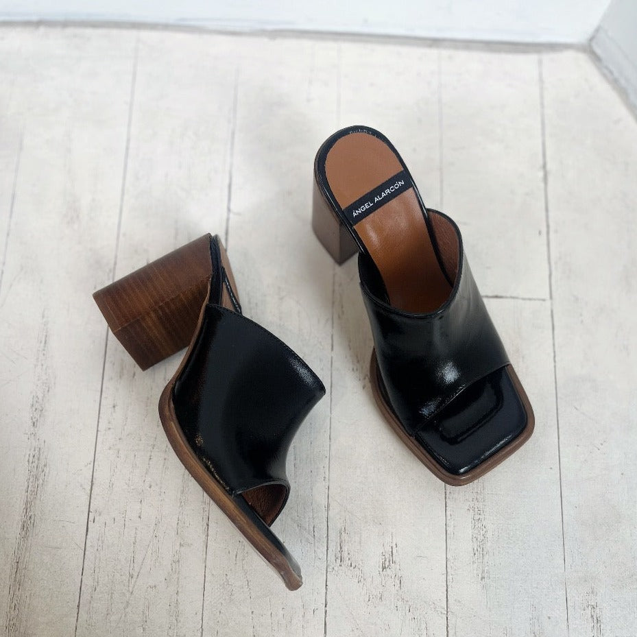 ANGEL ALARCON - ABBA SANDAL IN BLACK PATENT LEATHER