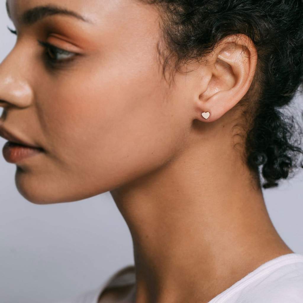 KRIS NATIONS - HEART STUD EARRINGS IN GOLD