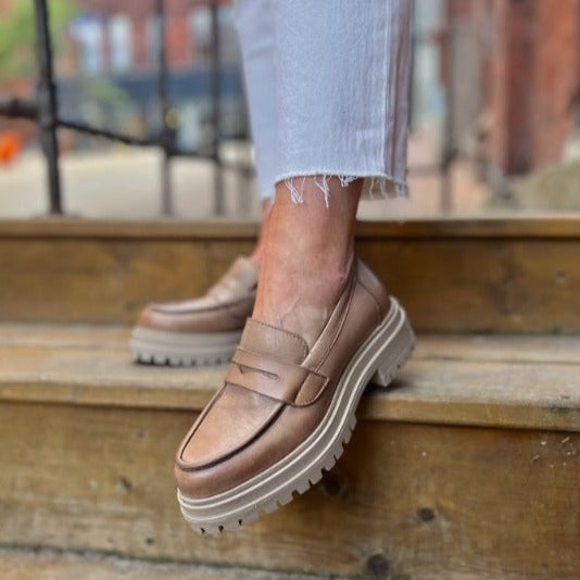MIZ MOOZ - LEGEND LOAFER IN BIEGE ANTIQUE BURNISH LEATHER