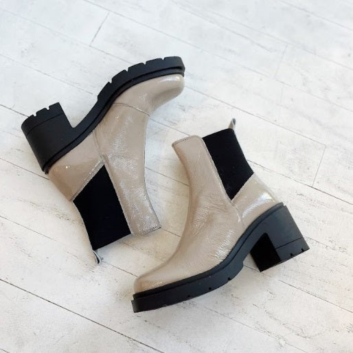 ATELIERS - SKYLAR BOOTIE IN SAND PATENT LEATHER
